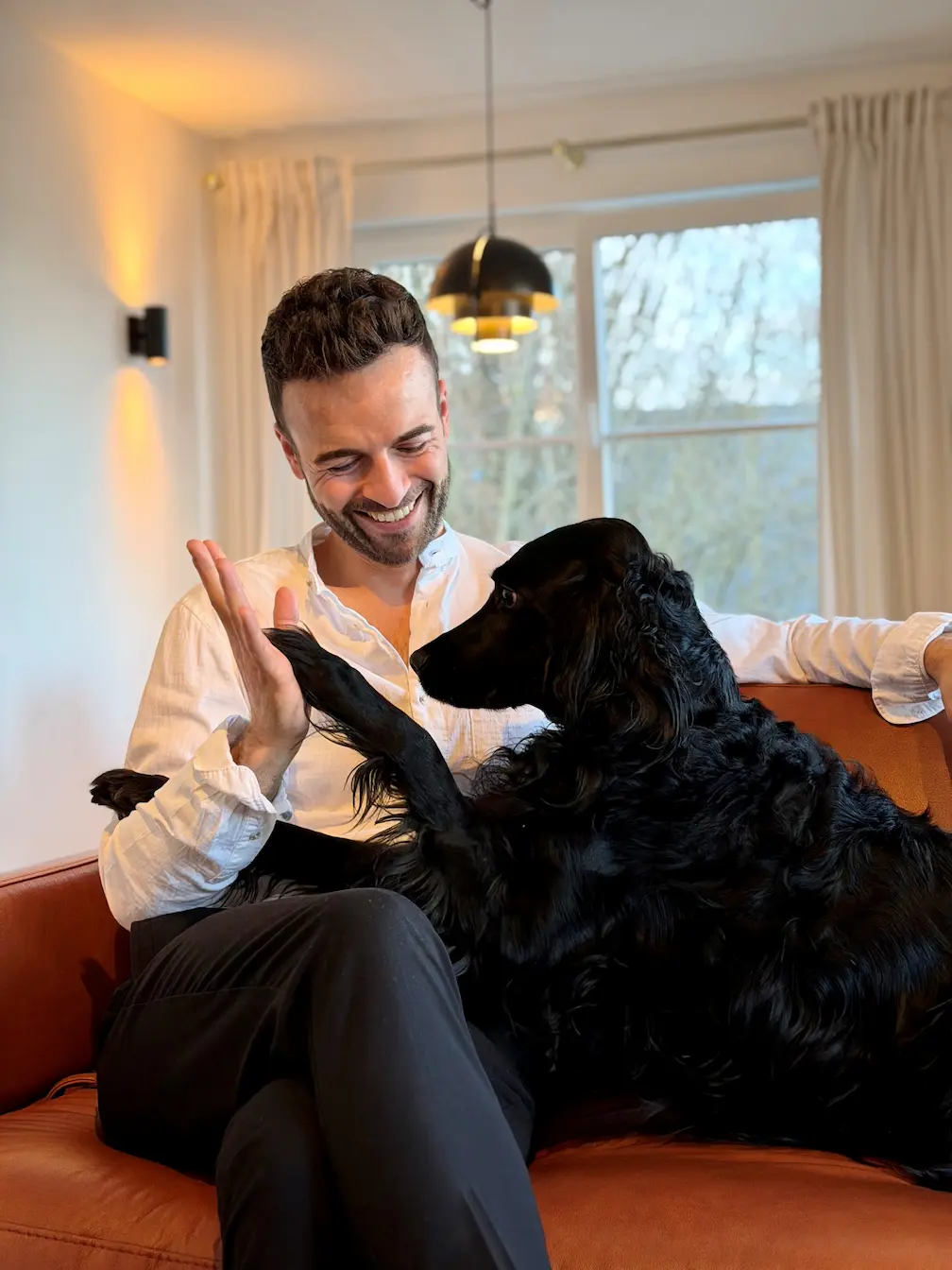 Sebastian Schäffler Sebastian Schäffler mit Hündin Coco in der Praxis in Stuttgart Ost