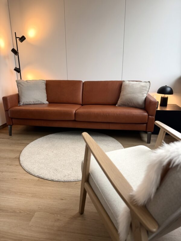 Praxisraum mit Couch und Sessel Praxisraum von extramoment in Stuttgart Ost mit Ledercouch und Sessel